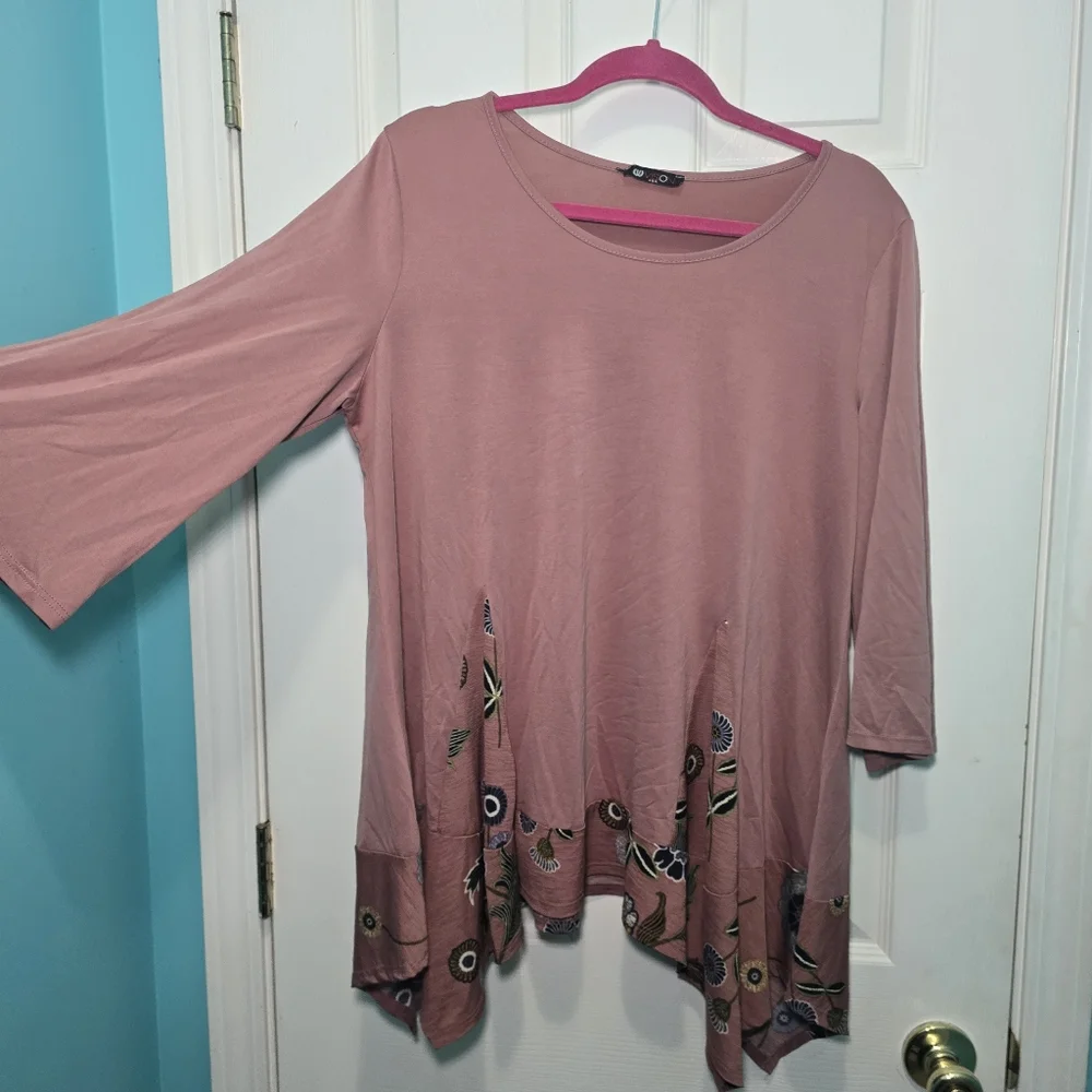 Floral Hem Women's Top Size 1X - Picture 2 of 3